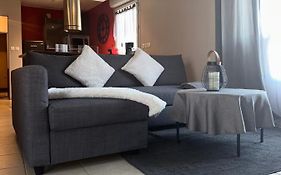 Superbe Appartement Tout Equipe Avec Parking.